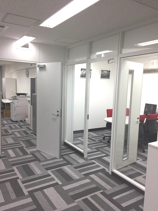 10-1右4人掛と執務入口-1