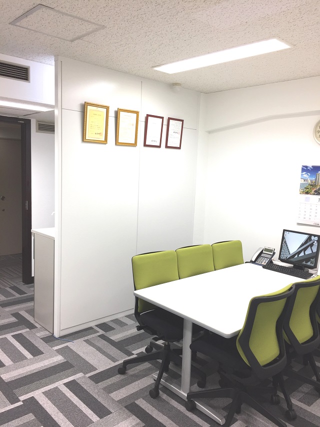 04受付背面と左6人掛-1