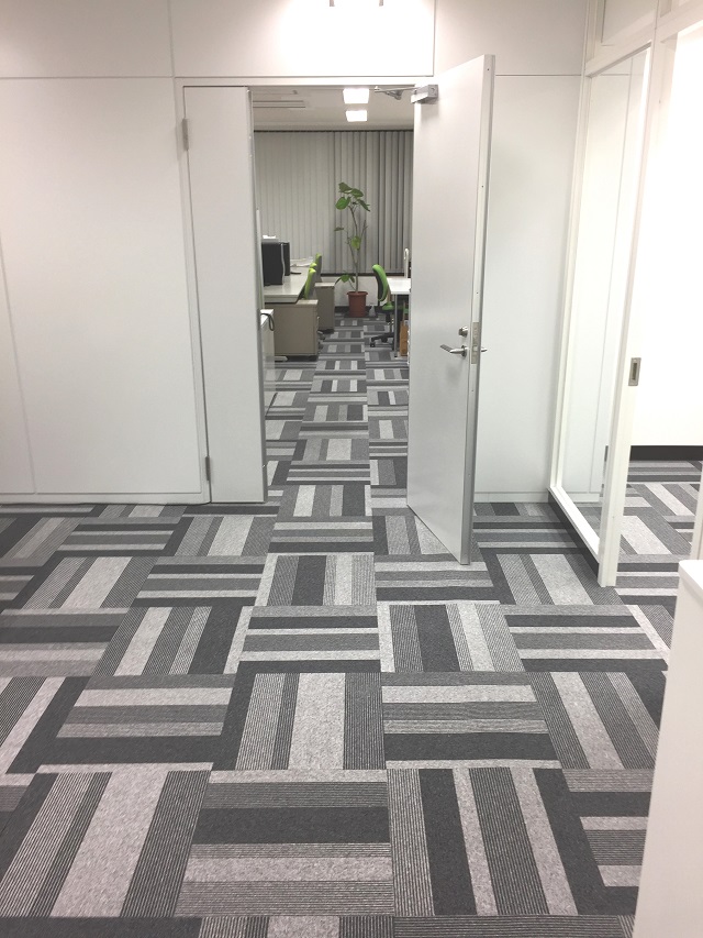 10-2右4人掛と執務入口-2