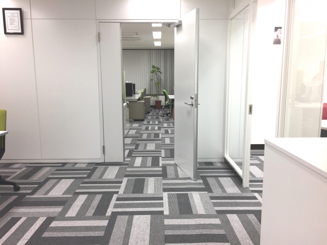 10-3右4人掛と執務入口-3