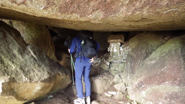 016母の胎内くぐり